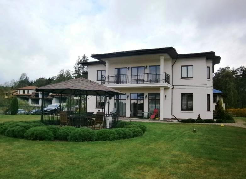 Шикарный дом в Юрмале на стороне реки...